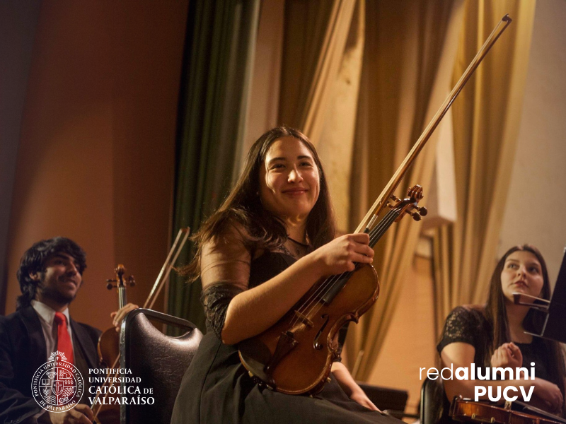 Alumni del Instituto de Música se luce con su violín en la Orquesta de Cámara de la PUCV