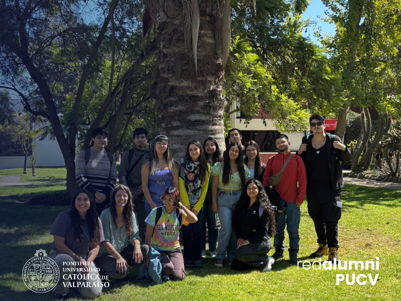 Alumni PUCV Maureen Mayne-Nicholls imparte innovador taller de fotografía para estudiantes de Agronomía