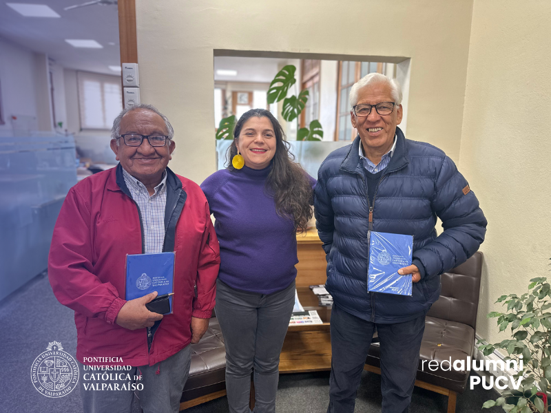 Tres Alumni regresan a la Casa Central para revivir memorias y fortalecer vínculos con la PUCV