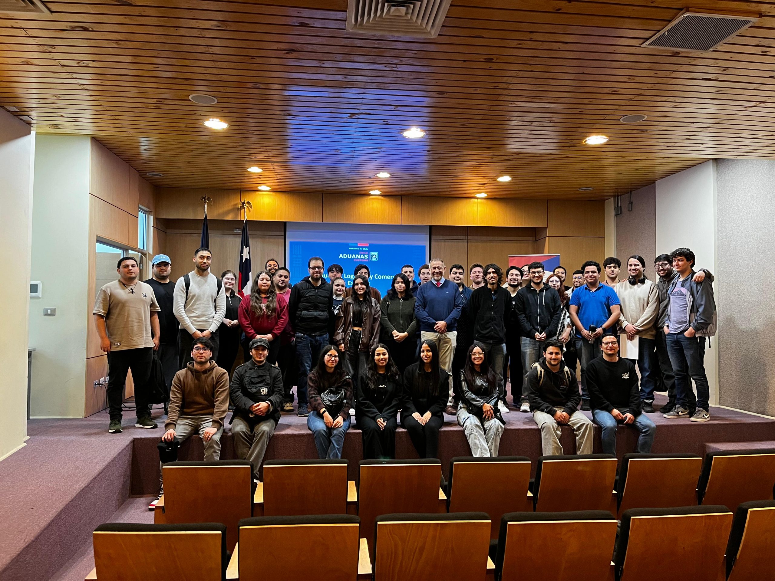 Aduanas presentó charla informativa en el Aulario de Química de la PUCV