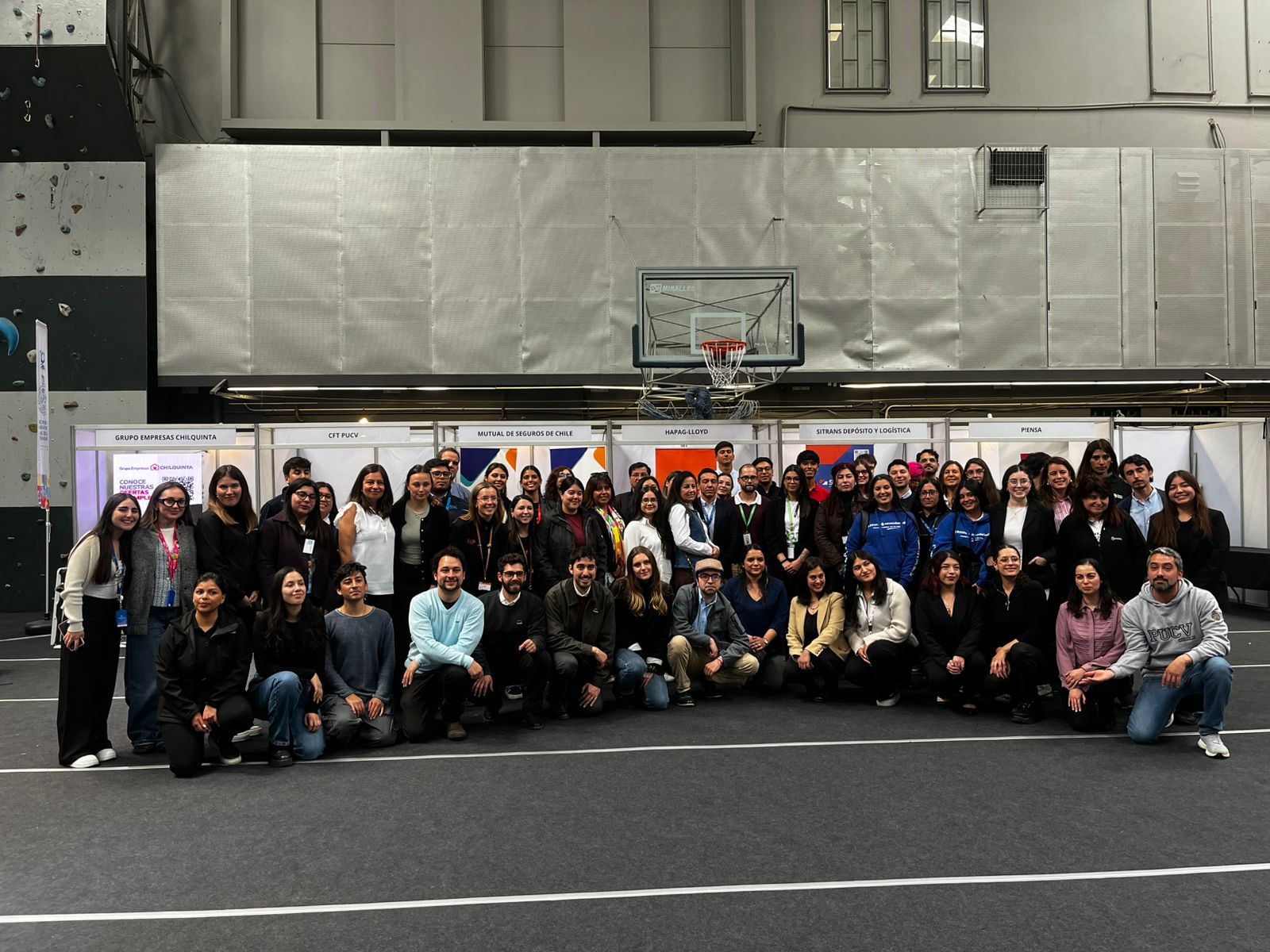 PUCV realizó Feria Laboral 2025 en Casa Central para estudiantes y Alumni