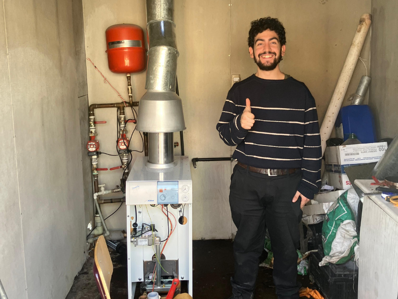 Iván Bustos, Alumni PUCV, lleva su vocación hasta Puerto Toro: la escuela más austral del país